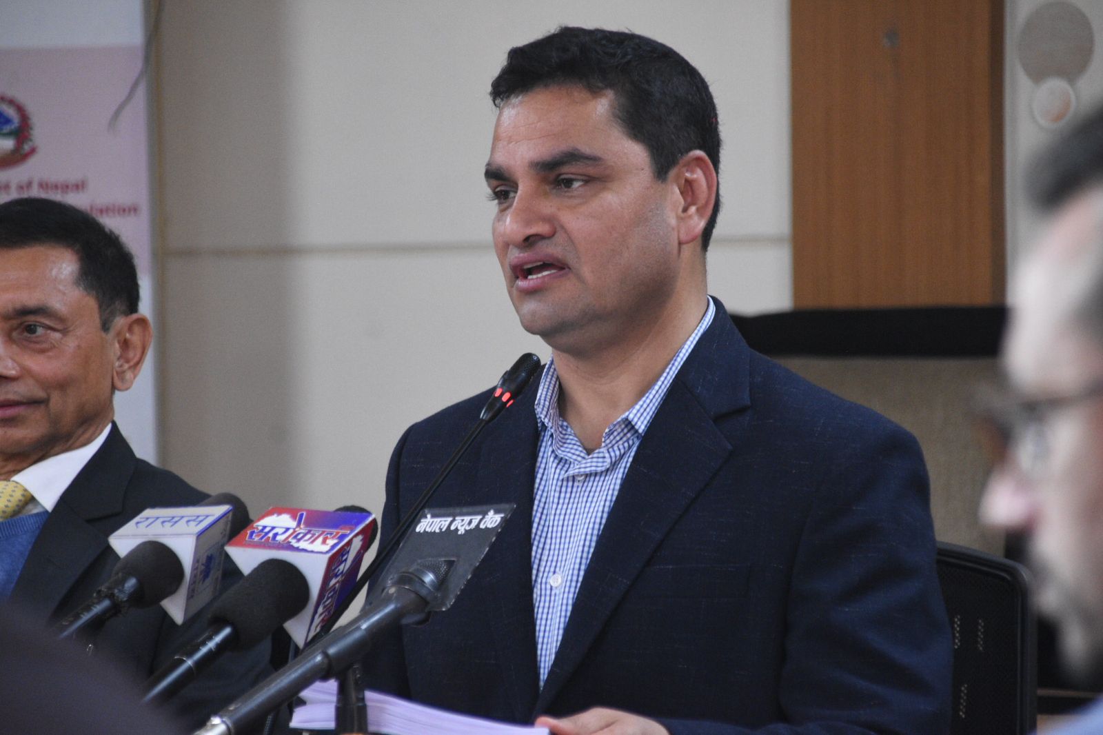 सबै सरकारी कर्मचारीलाई स्वास्थ्य बीमामा आवद्ध गराउन मन्त्री पौडेलद्वारा तयारी शुरु